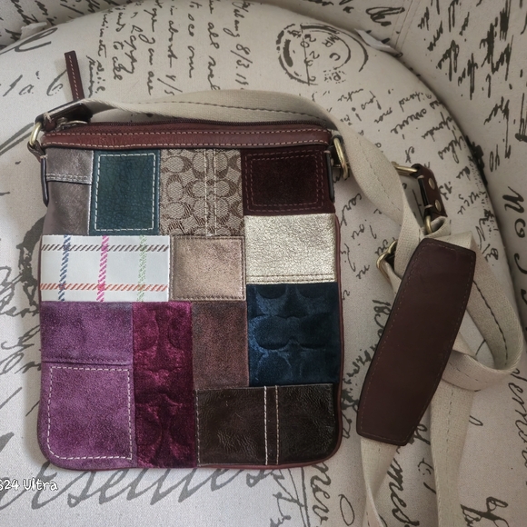 Coach Crossbody Holiday Edition #G0773-40929 Patchwork Signature Suede EUC new - Picture 3 of 9